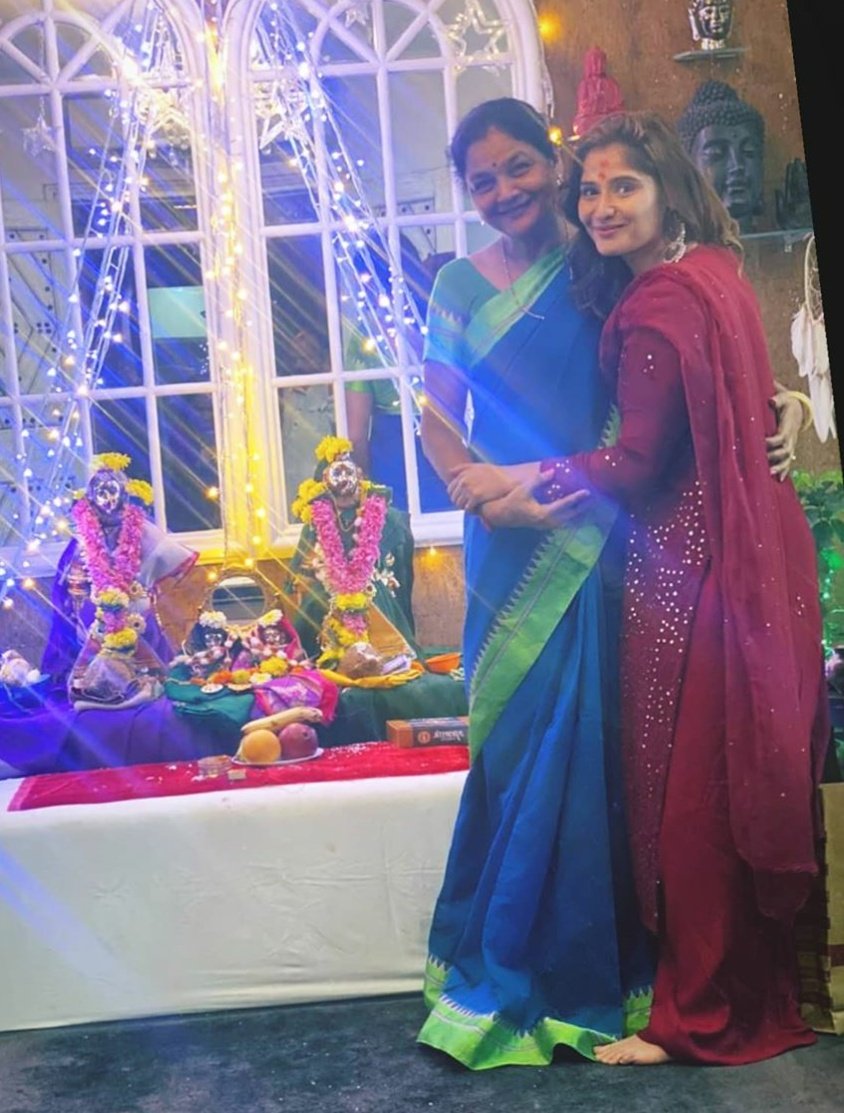 Aarti with Ankita Lokhande Mom 🙏

#gauripujan #ArtiSingh #AnkitaLokhande #Blessings
#ArtiSinghSharma  #Gauripuja