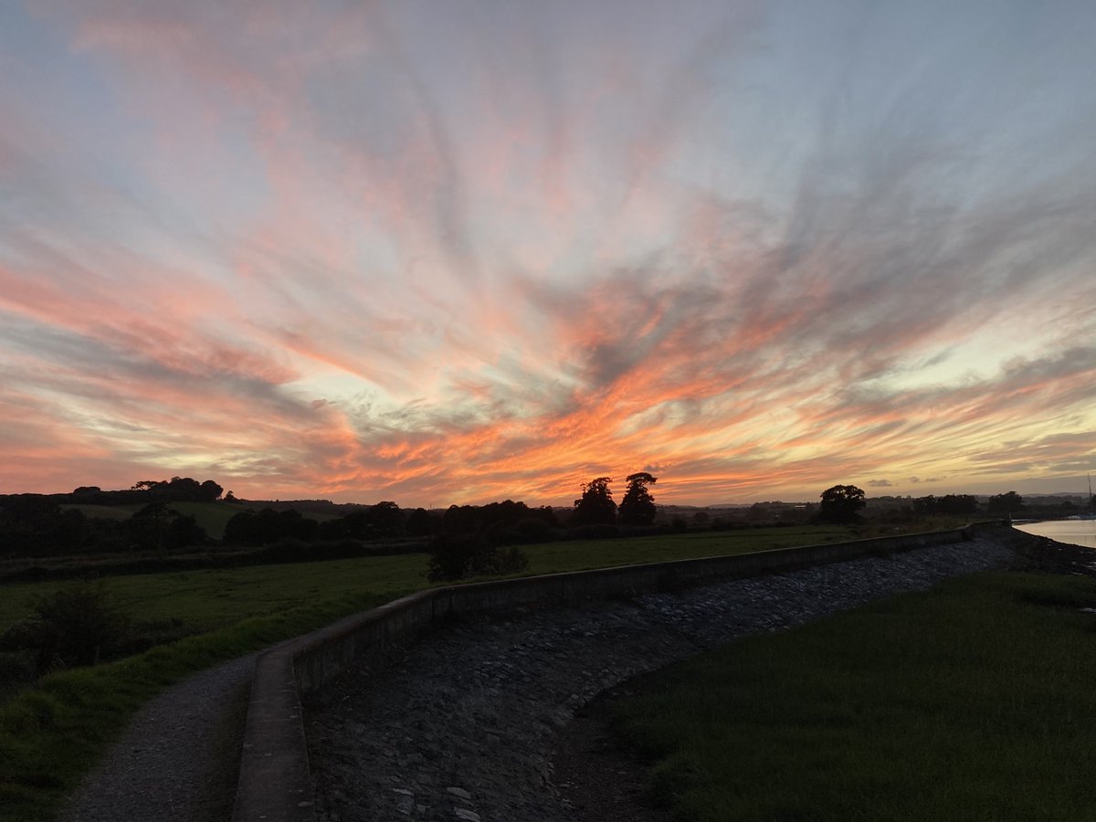 profpalombo's tweet photo. Dramatic #sunset on #RiverExe yesterday after 8pm 🌤 #Devon #TurfLock https://t.co/4rNdPCOWpo