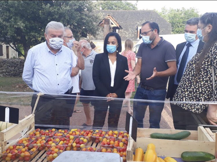 Salima Saa, préfète de la Corrèze est allée à la rencontre des producteurs locaux à Chartrier-Ferrière lors du #MarchedesProducteursdePays. Excellence des #savoirfaire et #produitslocaux à l’honneur.