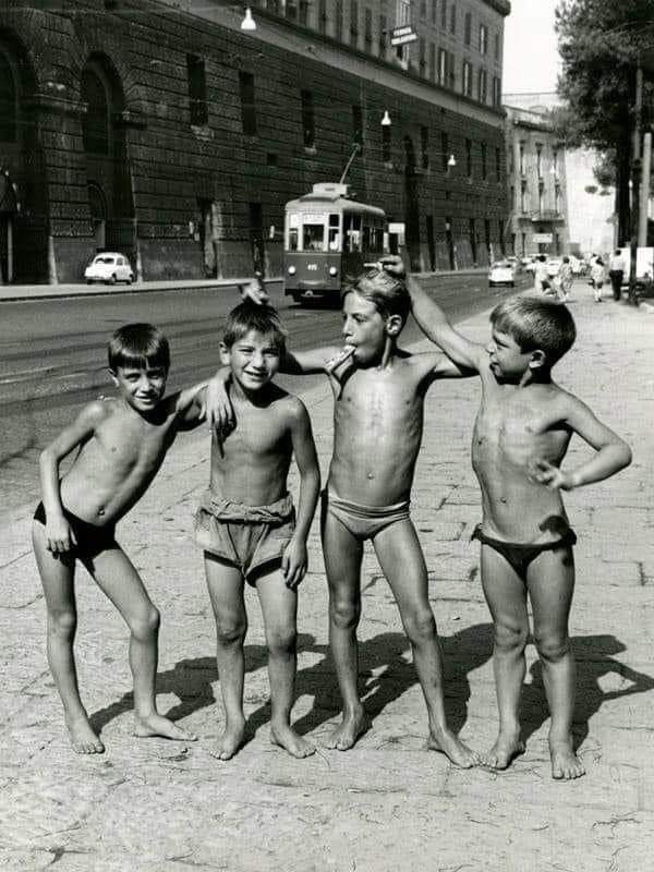 UnaCertaCarmen's tweet photo. Scugnizzo deriva dal verbo “scugnare”; scalfire.Quello che andava scalfito era lo strummolo:una trottola di legno dotata di una punta di ferro.Lo sfizio degli scugnizzi era quello di “scugnare”:di scheggiare lo strummolo degli altri 
#Frammenti
@CasaLettori
Scugnizzi #Napoli ❤️ https://t.co/aQMZAQWMQF