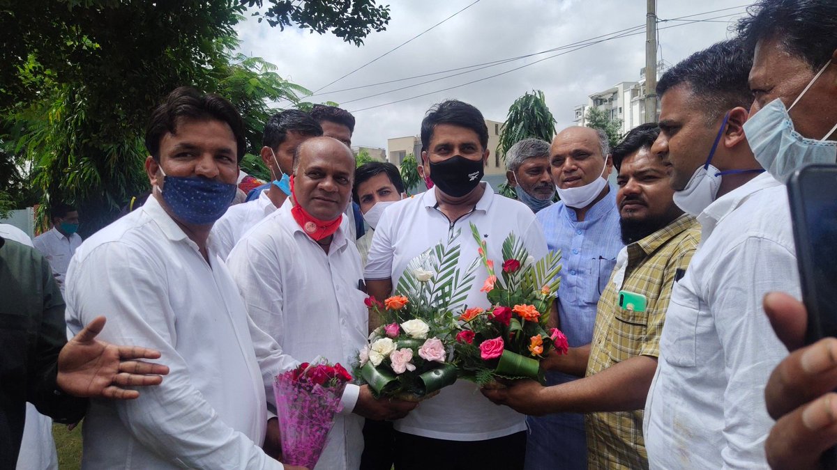 ShaleMohammad_'s tweet photo. विधानसभा में मदरसा एक्ट पास करवाने पर आज सरकारी आवास पर बधाई एवं धन्यवाद ज्ञापित करने आये मकराणा के पूर्व विधायक जाकिर हुसैन गैसावत जी एवं मुस्लिम समाज के प्रतिनिधिगण ने मुख्यमंत्री श्री @ashokgehlot51 जी का आभार जताया | https://t.co/P7rqWGNVRD