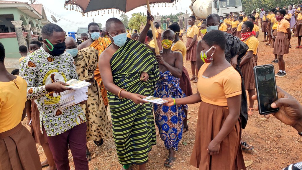 Otumfuofdn's tweet photo. JHS students of Kona community benefit from "Otumfuo-Agroecom Story Book Project."
Promoting reading and learning whilst at home.
#OneStoryBook
#SupportBasicEducation https://t.co/ZAC7JFa4cg