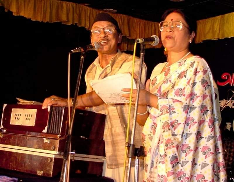lurinjtgogoi's tweet photo. অসমৰ ৰাইজৰ মৰমৰ শিল্পী অৰ্চনা মহন্তই কিছু সময়ৰ পূর্বে ইহসংসাৰ ত্যাগ কৰে।
অসমৰ চহা জীৱনক গীত আৰু সুৰেৰে ধৰি ৰখা অৰ্চনা মহন্তৰ অসমীয়া সংগীত জগতলৈ থকা অৱদান আমি কেতিয়াও পাহৰিব নোৱাৰো।
তেখেতৰ বিদেহ আত্মাই চিৰশান্তি লাভ কৰক,লগতে পৰিয়ালবৰ্গলৈ গভীৰ সমবেদনা জ্ঞাপন কৰিলো।
জয় আই অসম https://t.co/nxhL1l9iYX