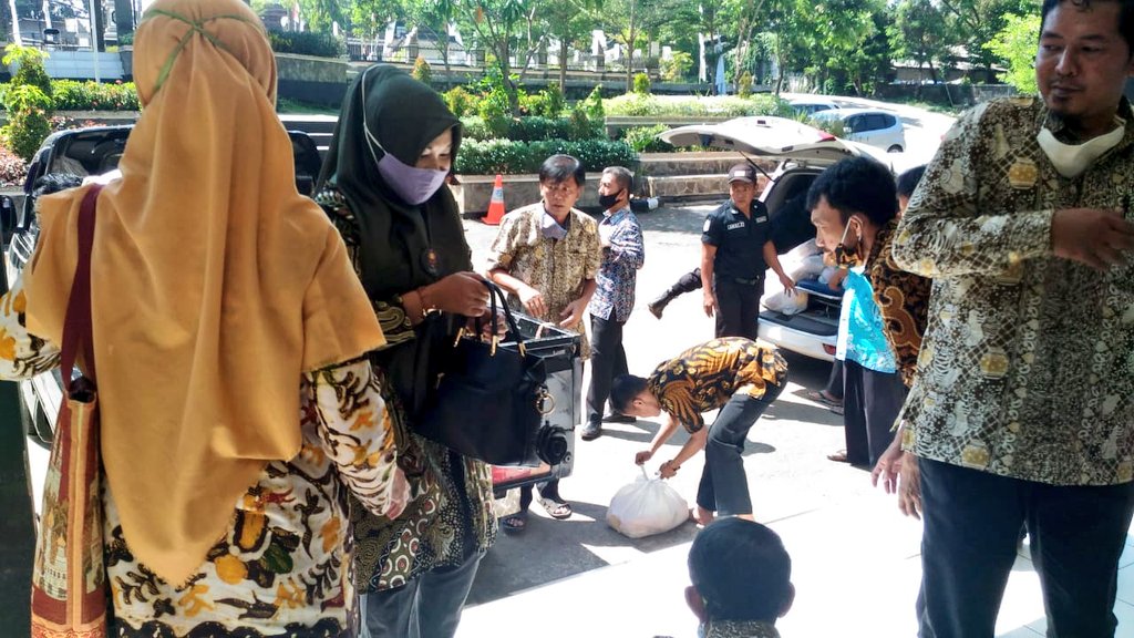 indagpwk1's tweet photo. Kegiatan penyerahan Bansos kepada Masyarakat yang Terdampak Covid 19 di kecamatan Bungursari kab Purwakarta
@ratna_anne https://t.co/4jr3fLrO6k