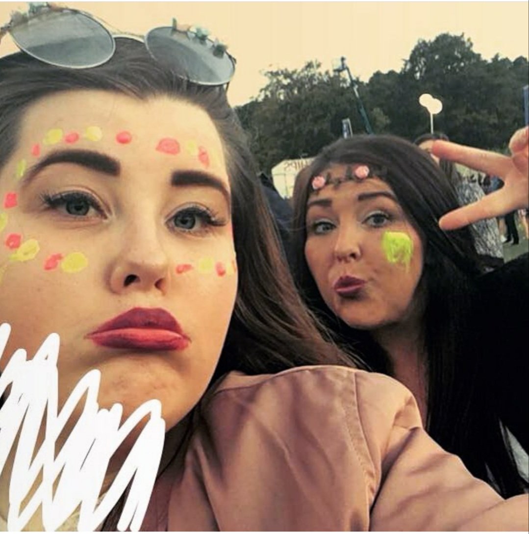 Lynnie_A_'s tweet photo. Happy 19th bday to my first born girl (by 4mins) @Kaileyanderson_ 🎂💚 I'm soo proud of the lil lady your becoming!!! Love you soo much #MiniMee 😍 xxxx https://t.co/6ToBYpQdVM
