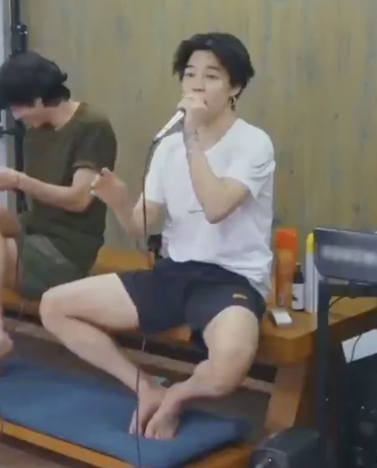 _honeyjimin's tweet photo. สะดวกสบาย คล้ายอยู่บ้าน 😂😂

#JIMIN #지민 @BTS_twt #In_the_SOOP_EP2 #In_the_SOOP https://t.co/fMhXlVyWIa