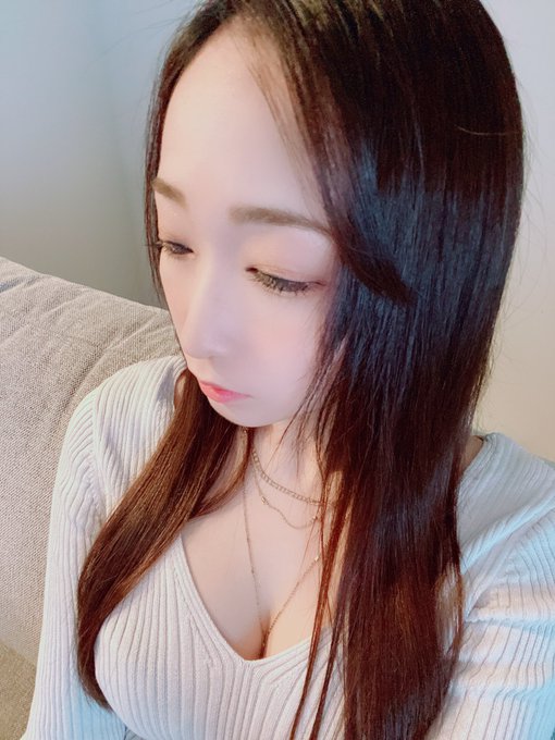 ご飯いくー 今日は普段やらない ちと珍しい前髪&amp;ネックレス してみておる https://t.co/d2da6TBURX