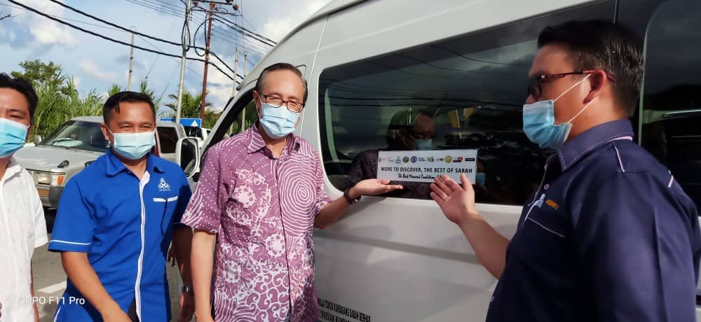 MasidiM's tweet photo. 27/8/20 - menyerahkan 4 buah van pelancong sumbangan KPLB kpd Korperasi Homestay Kg Sinisian, Kundasang (Ranau). 

Handing over 4 tourists vans donated by the Ministry of Rural Development M’sia to Kg Sinisian Homestay Cooperative, one of the most successful homestays in Sabah. https://t.co/9s4MvcRwWQ