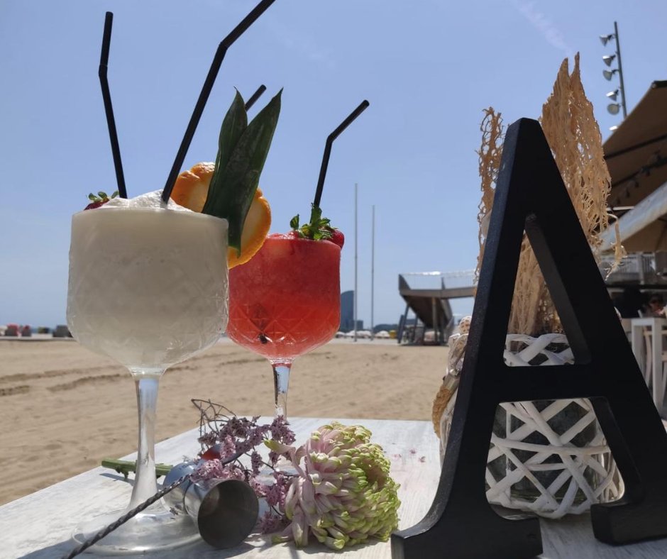 gruparenal's tweet photo. Este verano tan especial, disfruta de los pequeños placeres de la vida. Y brinda por la amistad y el amor. Brindad con vuestros cócteles preferidos. En Grup Arenal te ofrecemos un gran abanico de sabores.
#GrupArenal #cócteles #cocktails #tardeo #diasdeverano #decopas https://t.co/Qrcx59c6mu