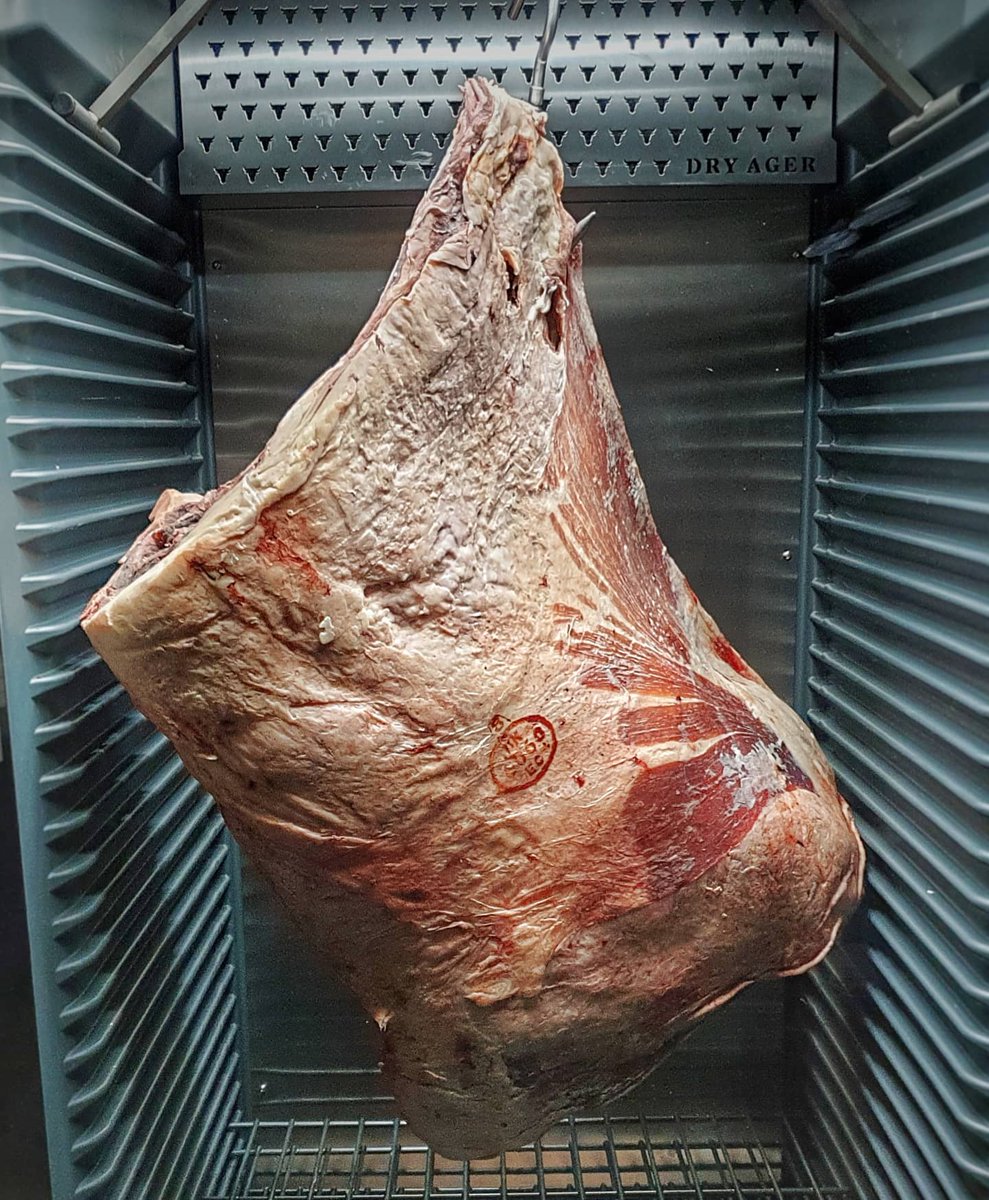 This beast is 50 days aged now, see the difference in colour.
This was 31kg fresh so be interesting to see what the weight is now. Have a few plans for this piece trying some more dry aged experiments.

#spicepunch #dryaged #dryager #clod #crop #shortrib #forerib #butchery #beef