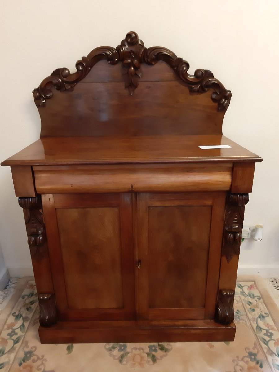 LeekAntiques's tweet photo. A lovely late Georgian mahogany chiffonier with a carved back and nice carved corbels on each side. One large top draw over two doors opening to shelves, circa 1820 (A/F).  Price £175.00
@LeekAntiques #antiques #antiqueshop #mahogany #chiffonier #Georgian #Leek https://t.co/SzqXonyqdU