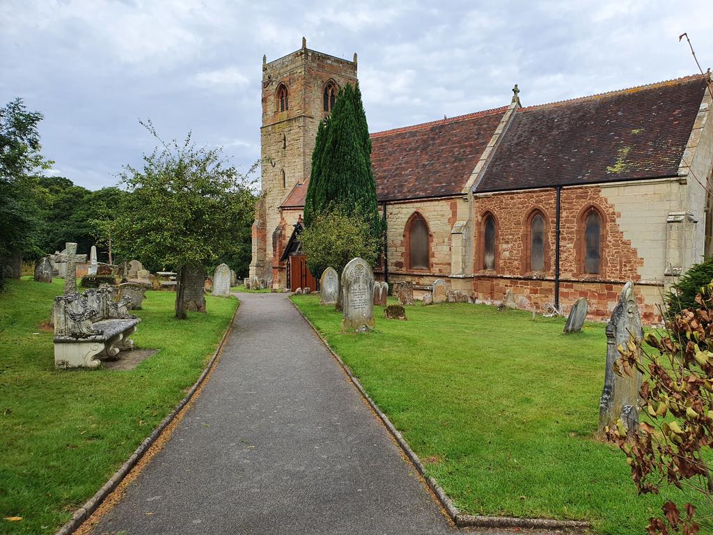 roddiegrant's tweet photo. #getoutside Back at St Giles in Bubbenhall for the start of today's section of the #Warwickshire #centenaryway to Warwick. @LDWA1 @RugbyRamblers @RamblersGB @OSleisure #onehouroutside https://t.co/nCFhu1DXyk