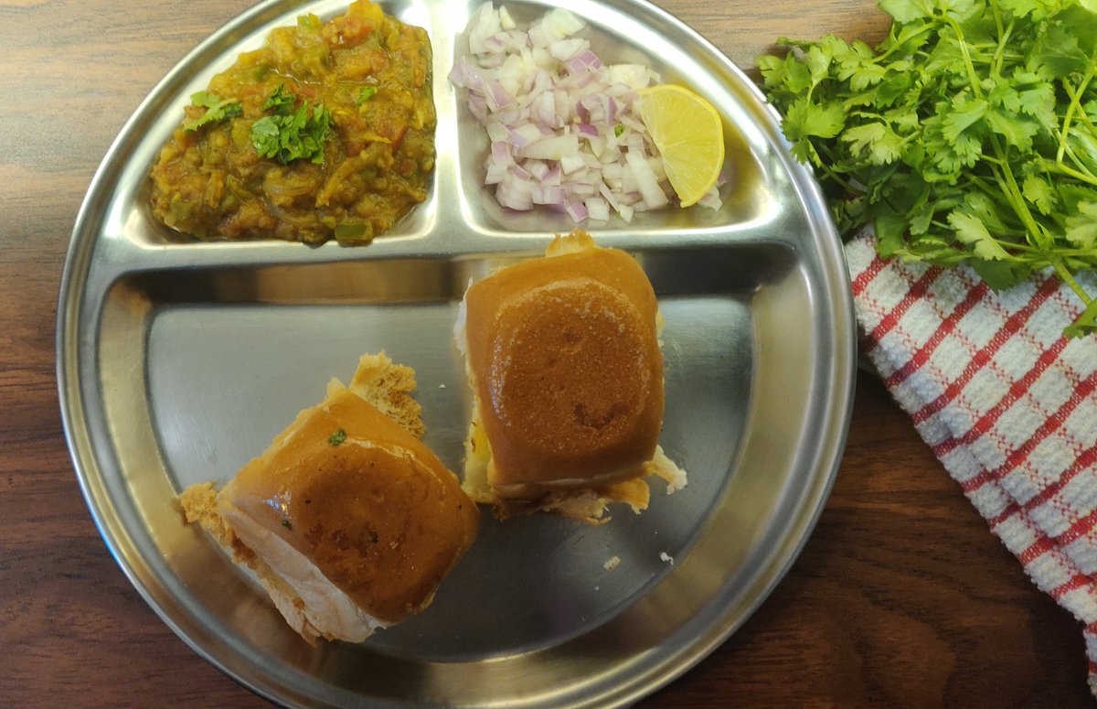 KitchenMayee's tweet photo. Pav Bhaji || Street Food

Check out my youtube channel for the recipe
YouTube: https://t.co/RQ7652pAos
Don't forget to Subscribe, Like and Share

#pavbhaji #mumbaifood #streetfood #Maharashtra #snacktime #easyrecipe #tasty  #foodblogger #foodie #blogger #YouTube #thursdayvibes https://t.co/GqHWIRTKXr