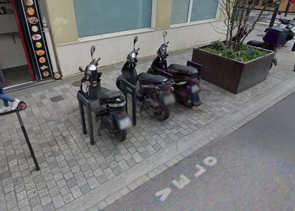 Il faudrait bien sûr augmenter le nombre de stationnements vélo et surtout agir contre les scooters garés indûment sur ces stationnements, dont l'impunité voulue par les deux mairies est flagrante.