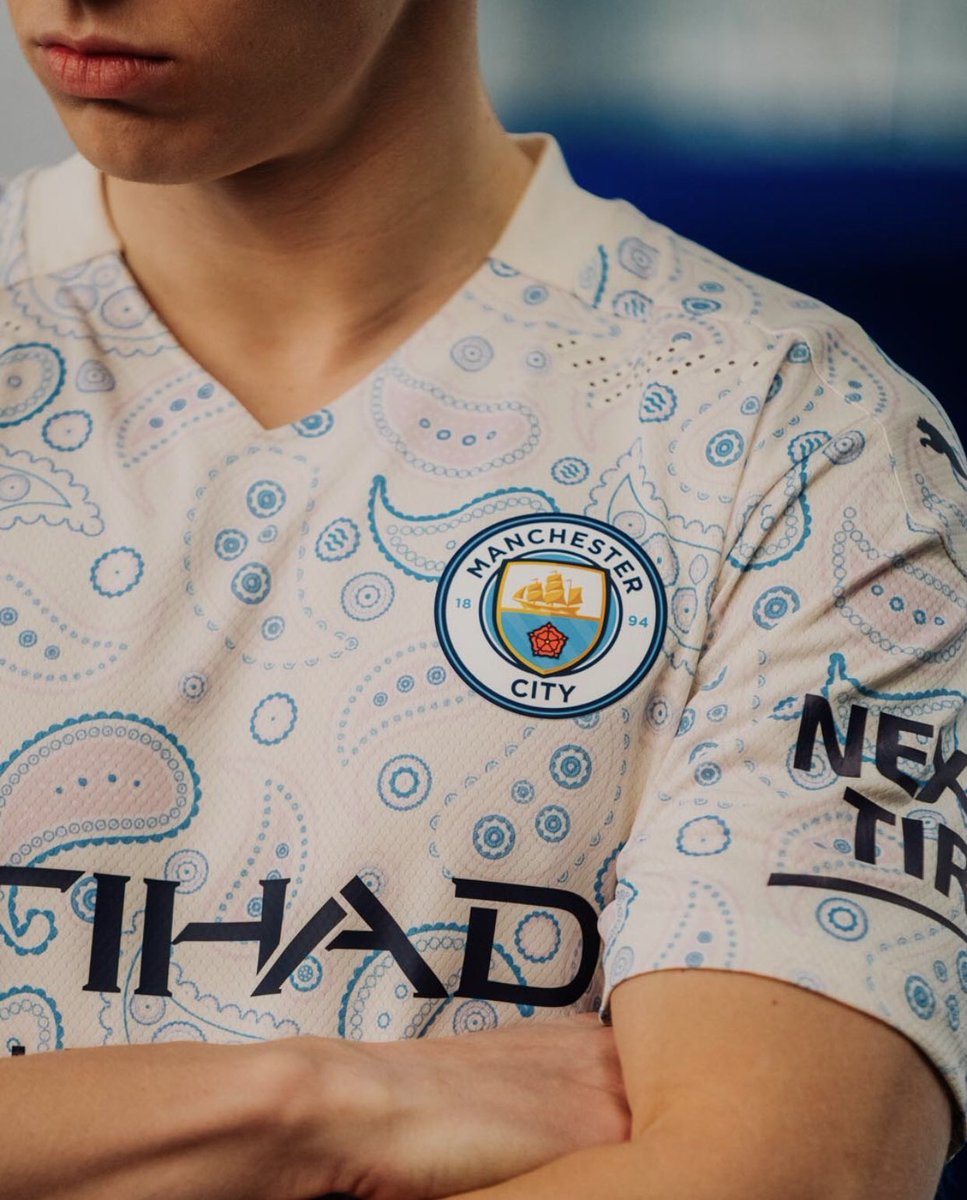 telefoot_TF1's tweet image. Manchester City vient de dévoiler son 3e maillot, inspiré de la mode et de la musique.

Une tenue assez spéciale : vous en pensez quoi ?