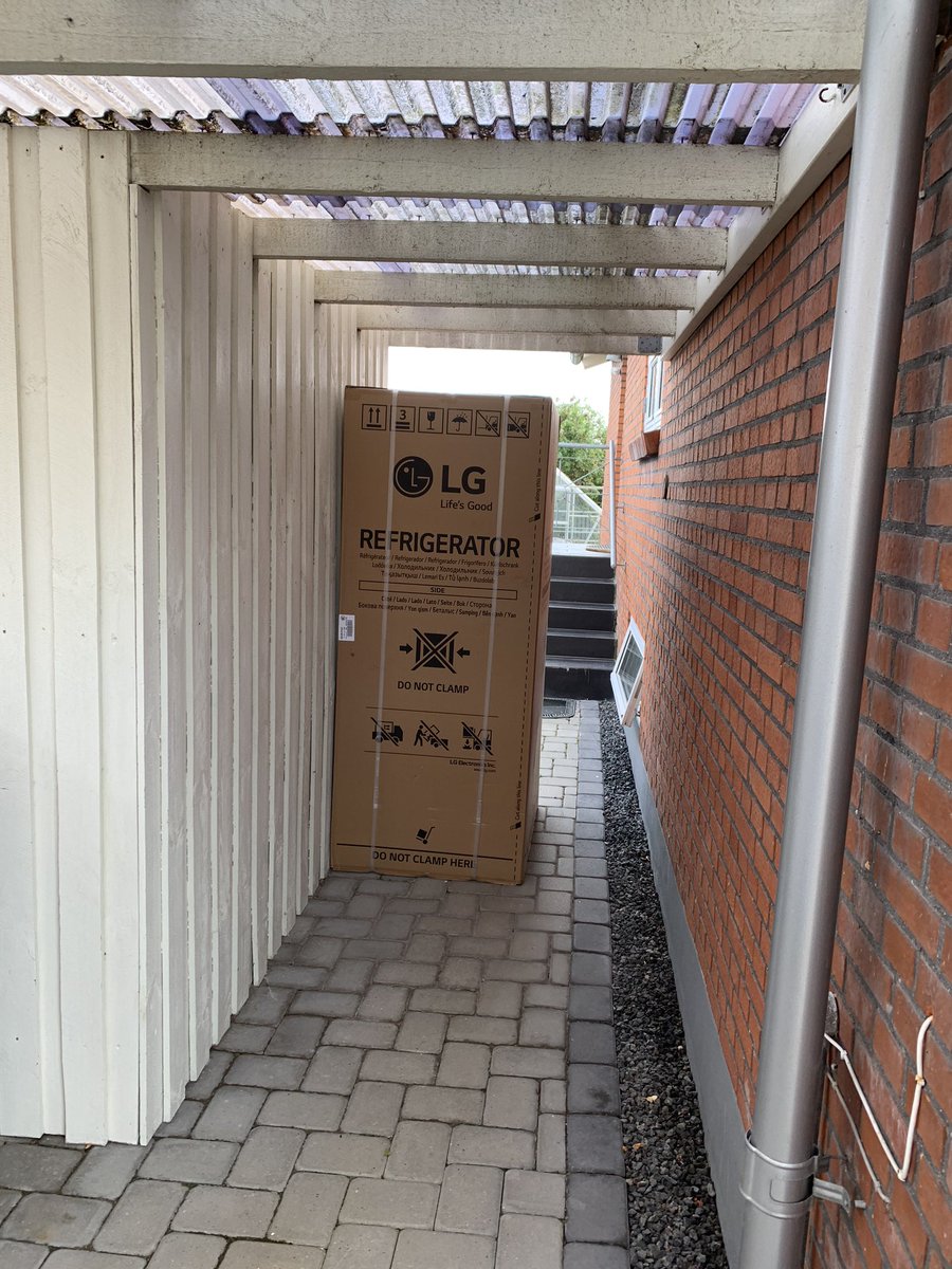 BetDBetancourt's tweet photo. When you buy something at @Elgiganten_DK and you ask them to lend you the trolley to bring it inside and they refuse and leave the product on your garage... WORST SERVICE EVER ... NO HELP AT ALL... https://t.co/oCNwrEeAt3