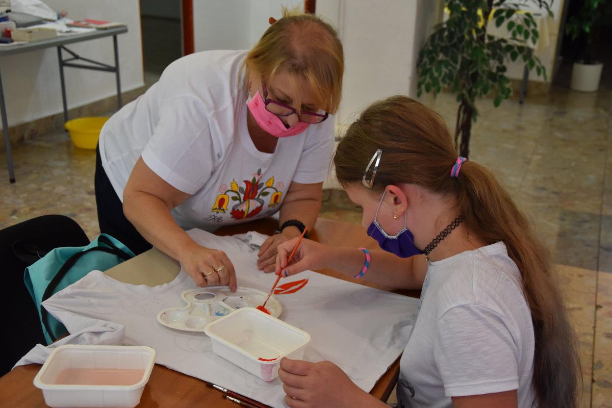 muzeumprievidza's tweet photo. Za prvých ranných zôr navštívil nás ľudový vzor
A len chvíľu na to sme si potykali s ornamentikou
Toť posledná tohtoročná prázdninová streda v múzeu... Dovidenia o rok!
#malovanienatextil #ludovyvzor #ornament #tradicia #inspiracia #regionalnemuzeum #hornaNitra #tvorivedielne https://t.co/0KiaQUBuyh