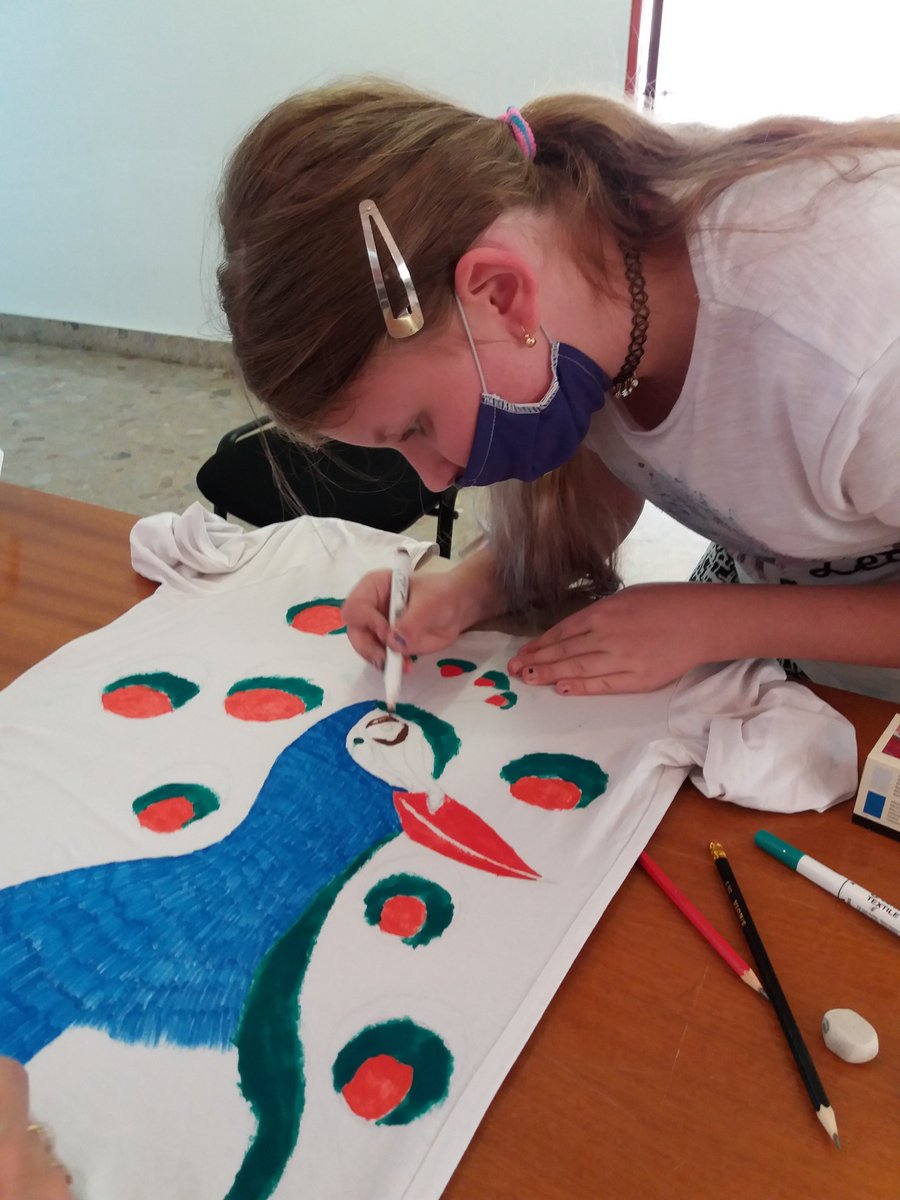 muzeumprievidza's tweet photo. Za prvých ranných zôr navštívil nás ľudový vzor
A len chvíľu na to sme si potykali s ornamentikou
Toť posledná tohtoročná prázdninová streda v múzeu... Dovidenia o rok!
#malovanienatextil #ludovyvzor #ornament #tradicia #inspiracia #regionalnemuzeum #hornaNitra #tvorivedielne https://t.co/0KiaQUBuyh