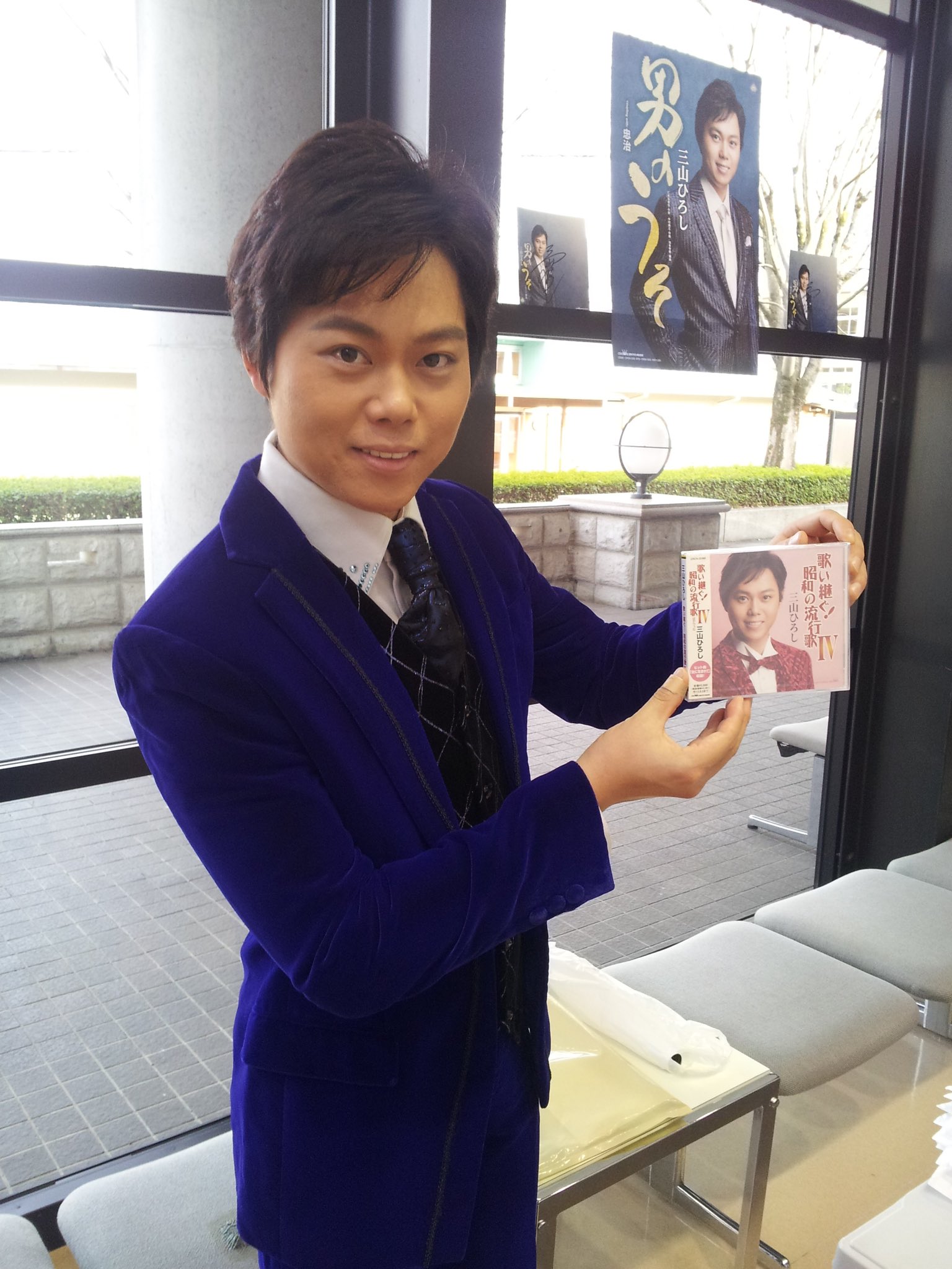 日本クラウン 演歌・歌謡曲《公式》 on Twitter: "懐かしい写真と共に、三山ひろしの今後のリリース情報をまとめておきましょう(^-^) 9月23日 「NHK DVD 三山ひろし うた語り~ステージ傑作編~」 11月4日 「三山ひろし2020 コンサートで逢いましょう!」 「○○○」 新曲 ... 三山ひろし/三山ひろし全曲集 〜北のおんな町・望郷山河〜