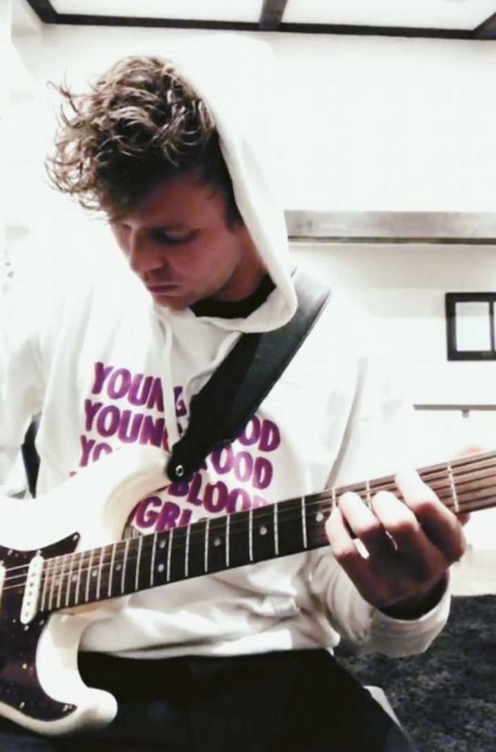 ashton irwin as roger taylor, a thread