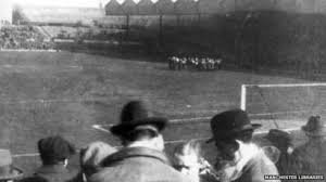 It looked like this would be the last season of football for a good amount of time. And should football return, many of its players won’t be able to play again. Against this backdrop, the game took place on a Good Friday. A sizeable crowd of 18000 had filled up Old Trafford.