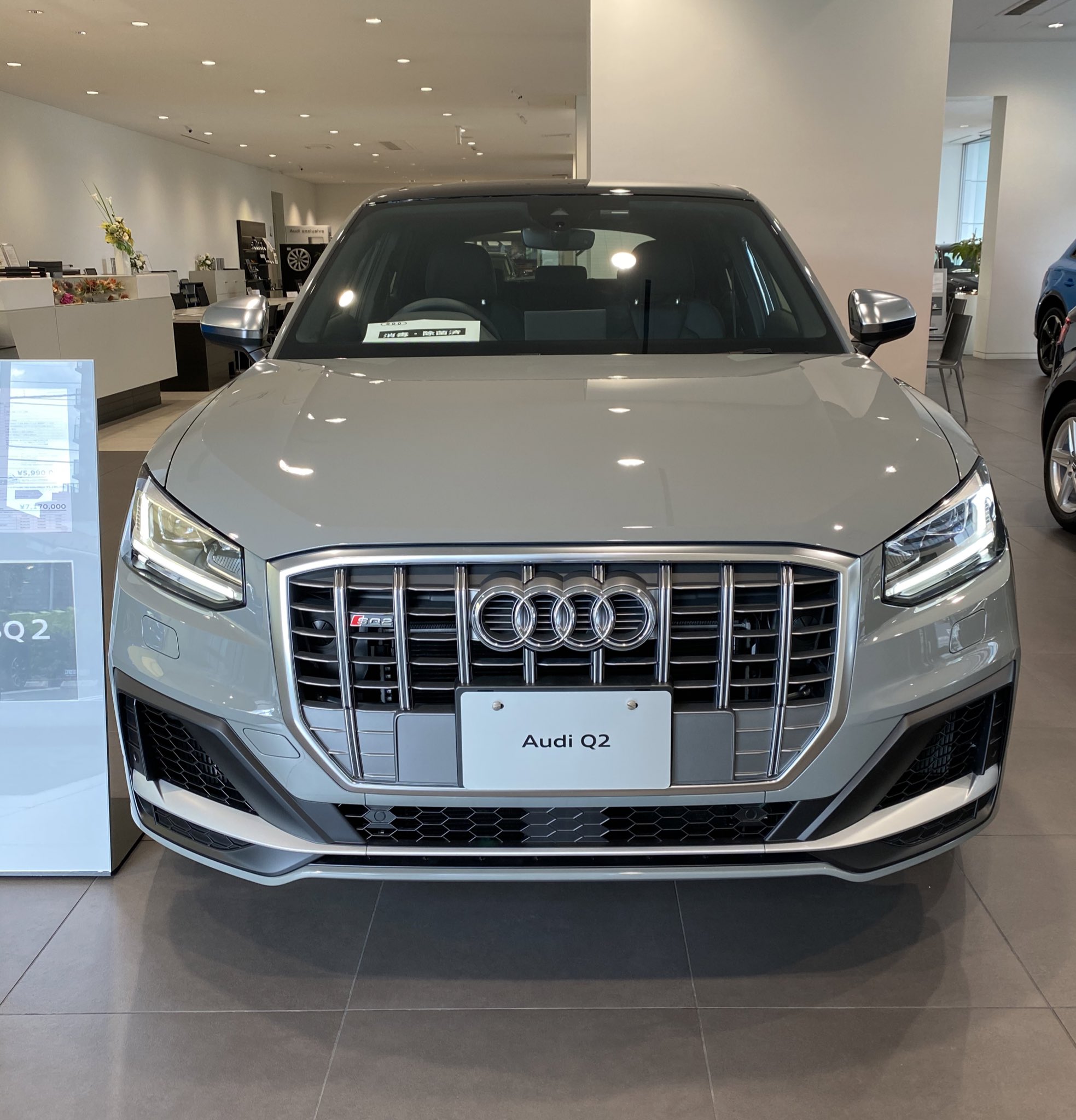 ドラヨス ワンソクtube 22万人 クルマ買う系youtuber Q3を返しに行った際にsq2が展示してありました Q2はサイズも4 2mとコンパクトでバーチャルコクピット他装備も充実してるのでオススメ ただしsq2は価格もなかなか ノーマルのq2なら値引きも今なら期待