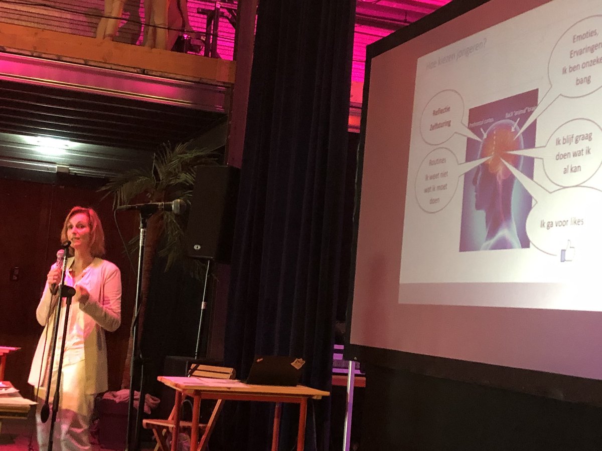 nardkronenberg's tweet image. Vandaag mocht ik een Webinar(d) verzorgen voor @Alfacollege. Over ‘verschil maken’ in gesprekken door kwalitatief relevante vragen aangaande ervaringen van studenten. Om nu en straks wend- en weerbaar te zijn in een complexe en steeds veranderende samenleving. @Loopbaangroep@lob