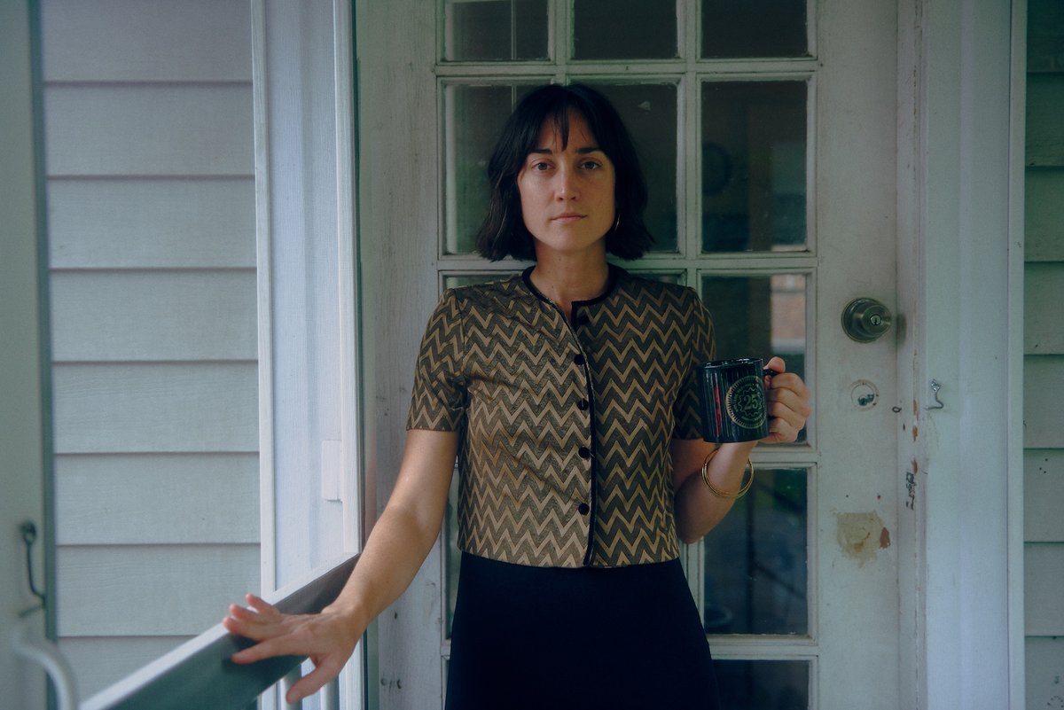 Nashville's @mollyparden has been in the backing band for artists such as Faye Webster and David Ramirez. New single "Kitchen Table" suggests she's ready for a spotlight of her own. Listen: bit.ly/2Qy9Iu0