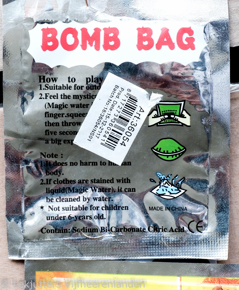 Weer een variant van letterlijk wegwerpplastic: de Bomb Bag. De #knetterbal en het #spatplastic gecombineerd in één letterlijk wegwerpproduct: 'Knijp stevig in de Bomb Bag en gooi deze daarna binnen 5 seconden op de grond. De Bomb Bag zal zwellen en uiteen knallen.'