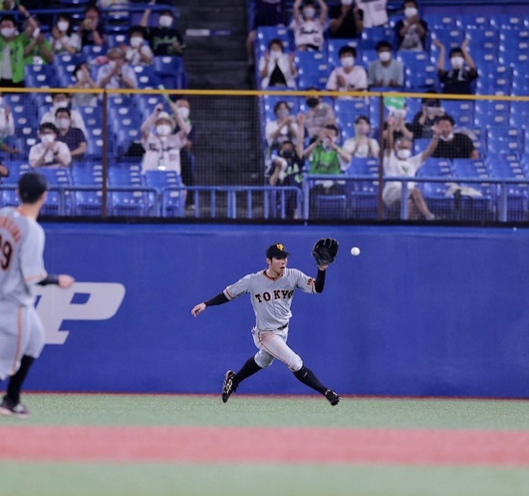 スポーツ報知 巨人取材班 巨人 松原聖弥外野手 強肩でライトゴロ完成 その 送球フォーム です