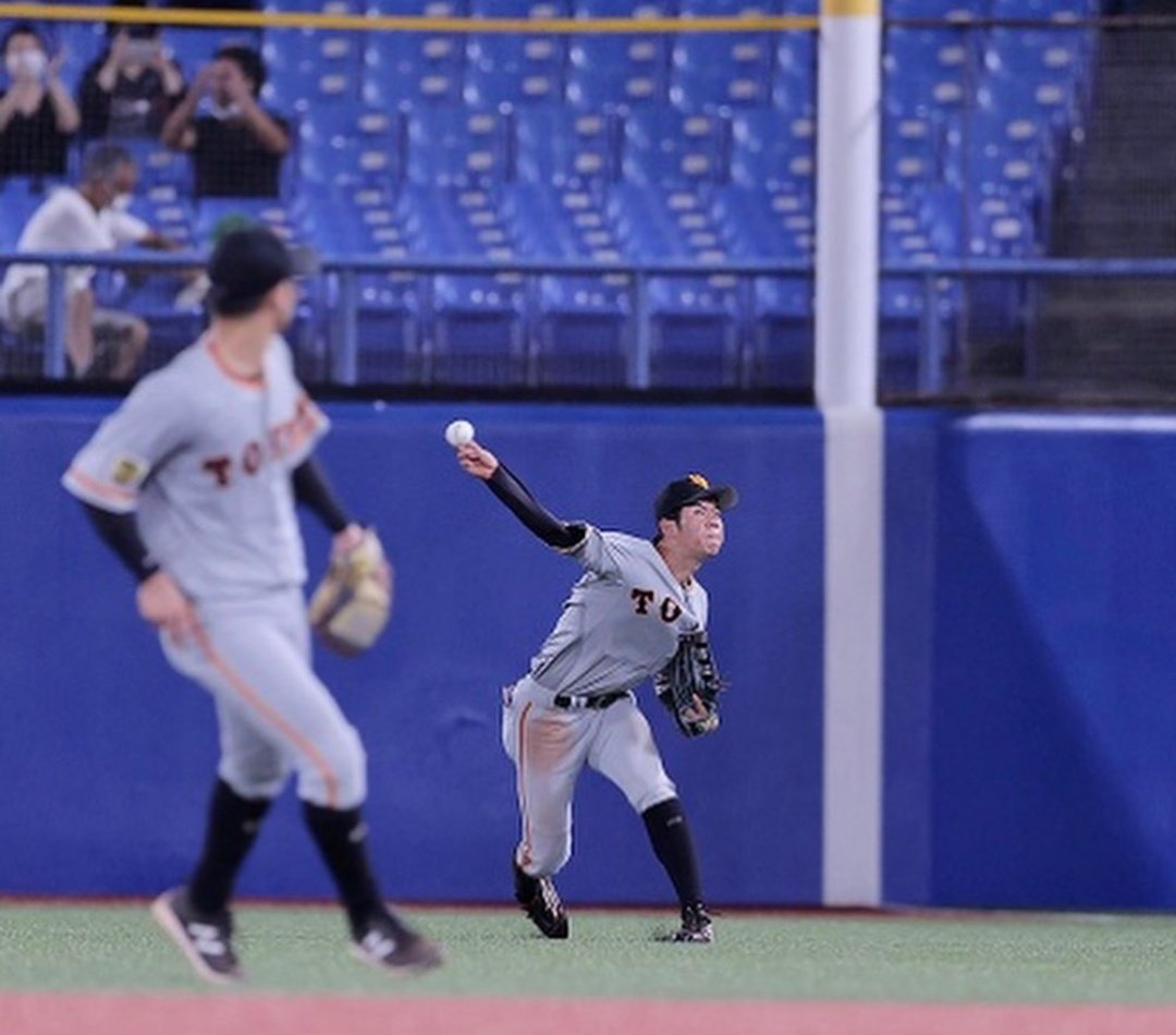 スポーツ報知 巨人取材班 巨人 松原聖弥外野手 強肩でライトゴロ完成 その 送球フォーム です