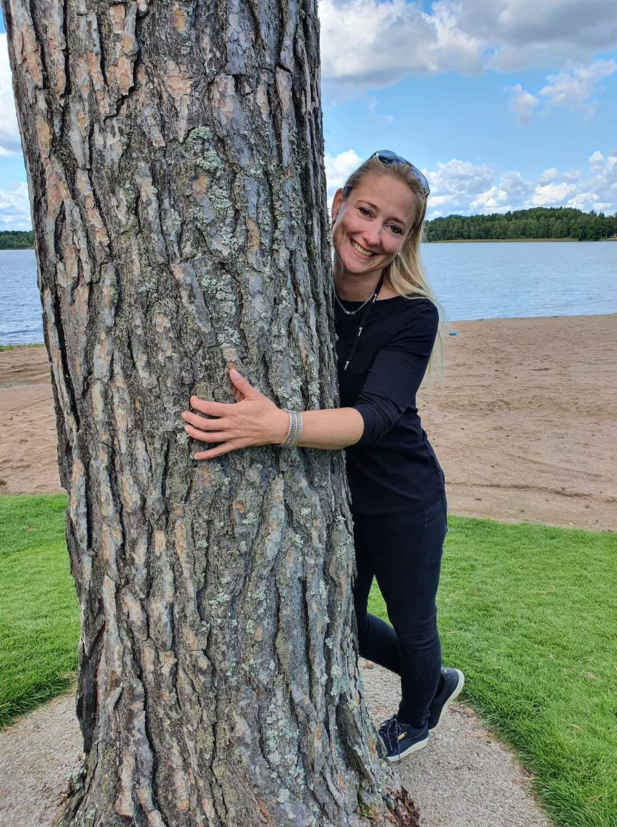 Aina on ilo, kun suunnittelukohteessa saadaan puut säilytettyä! Suosikkipuulajini on mänty, Salpausselän harjuilla kun ollaan 💚. Terkuin Eija, Maisemasuunnittelijat ry:n rahastonhoitaja.
#Puunhalausviikko #maisemasuunnittelu