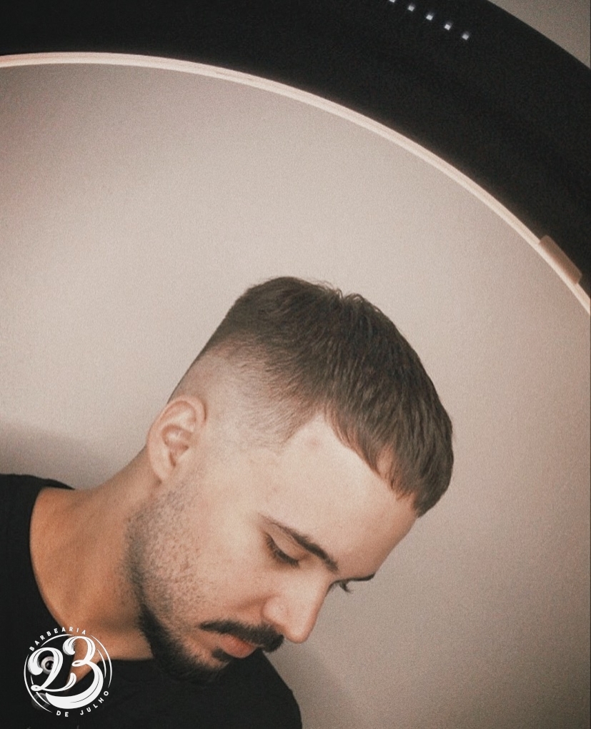 Cabelo crespo com riscas de navalha para 2020  Mens haircuts fade,  Haircuts for men, Beard hairstyle