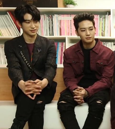  @majusense jaebeom may have broader shoulders in comparison to jinyoung but his hands the tiniest when he's next to jinyoung