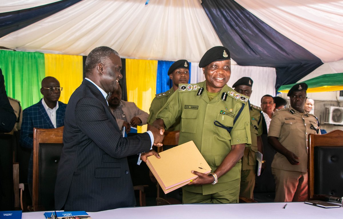 UNHCRTanzania's tweet photo. Today, UNHCR donated 10 vehicles to support the work of @tanpol in providing security and stability in the refugee hosting-areas. Currently, Tanzania hosts more than 280,000 #refugees from DR Congo and Burundi #WithRefugees https://t.co/72y9Xxfx1t