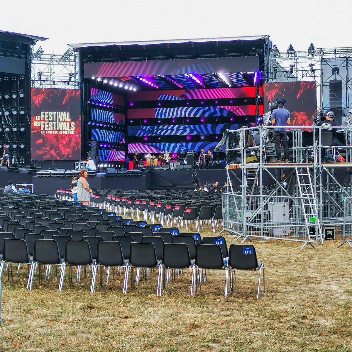 rockenseine's tweet photo. 🎚️ À 21h05, Le Festival des festivals sera diffusé en direct sur @France2tv et @franceinter depuis le parc de Saint Cloud. 

☀️ Une soirée dont la programmation est à l’image des festivals d’été : joyeuse, populaire, festive, faite de rencontres, d'hommages et de duos. https://t.co/2qFsL2odXJ