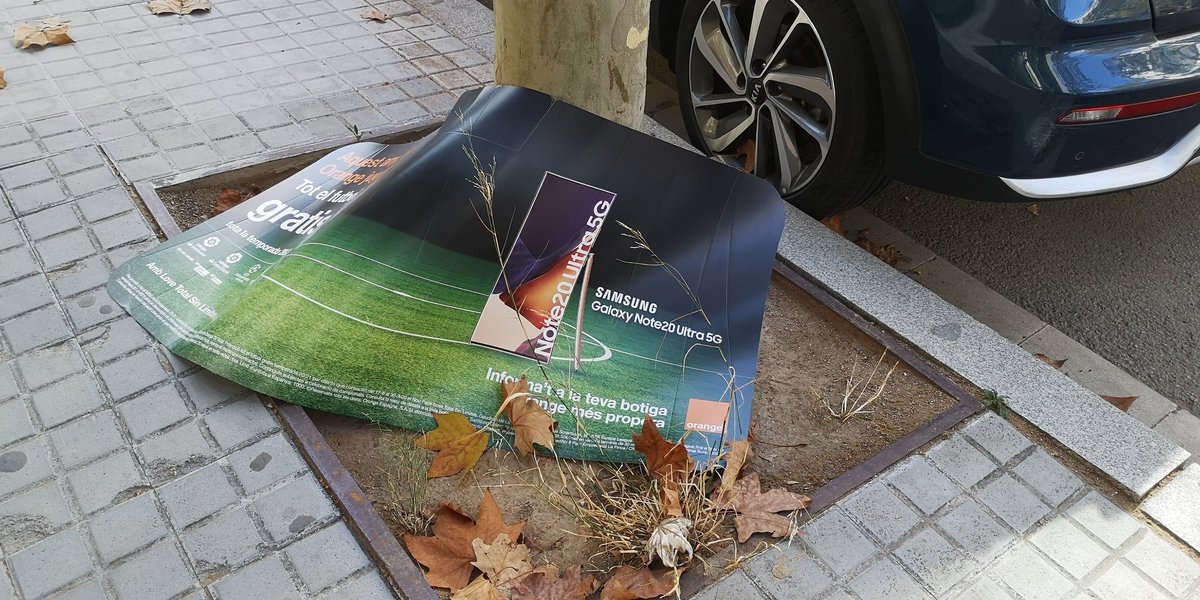Example of #badpractice #Advertising. #Invasive, #abusive with private property, #nonsustainable and #dirty for the city <a href="/orange/">Orange</a> <a href="/SamsungMobile/">Samsung Mobile</a>. Is this allowed, <a href="/bcn_ajuntament/">Ajuntament de Barcelona</a>?
