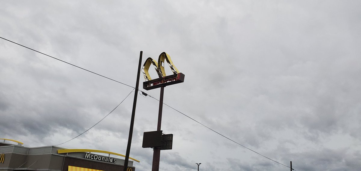 PalmettoChasers's tweet image. Damage throughout the town of Sulphur, Louisiana after Hurricane #Laura. Most roads are impassable and covered with debris.