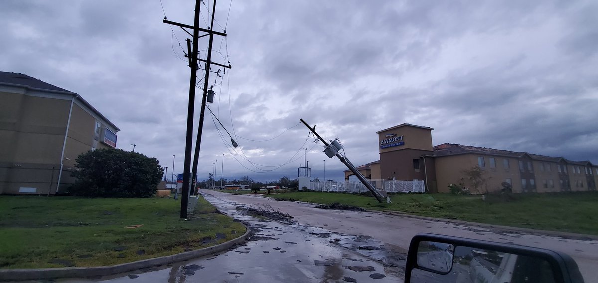 PalmettoChasers's tweet image. Damage throughout the town of Sulphur, Louisiana after Hurricane #Laura. Most roads are impassable and covered with debris.