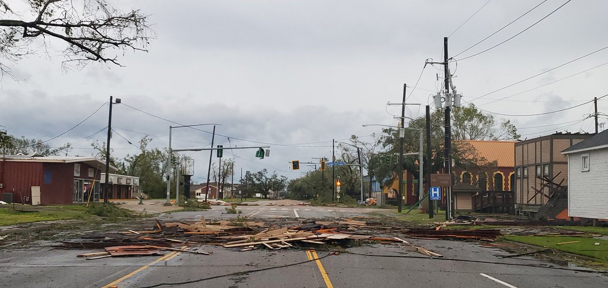 PalmettoChasers's tweet image. Damage throughout the town of Sulphur, Louisiana after Hurricane #Laura. Most roads are impassable and covered with debris.