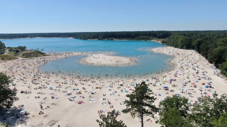 Politie tast nog in het duister rondom mishandeling 't Nije Hemelriek: De politie heeft nog geen verdachte aangehouden van de mishandeling bij zwemplas 't Nije Hemelriek.