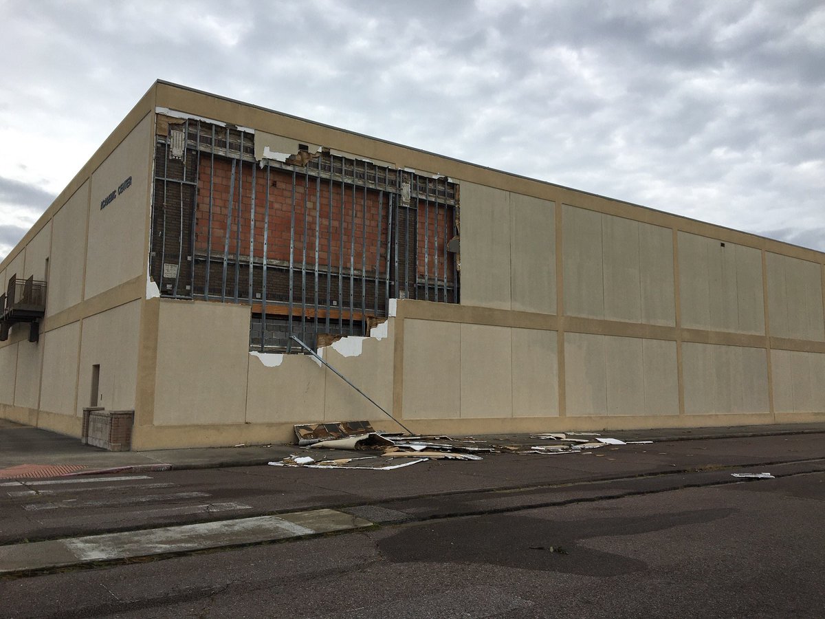kfdmnews's tweet image. Lamar State College Orange says streets in front of Green Street are flooded. Damage sustained from Laura involves 20+ trees uprooted and blown over, detached garage doors, and broken windows, but no structural damage. The emergency response team is on campus to assess damage.