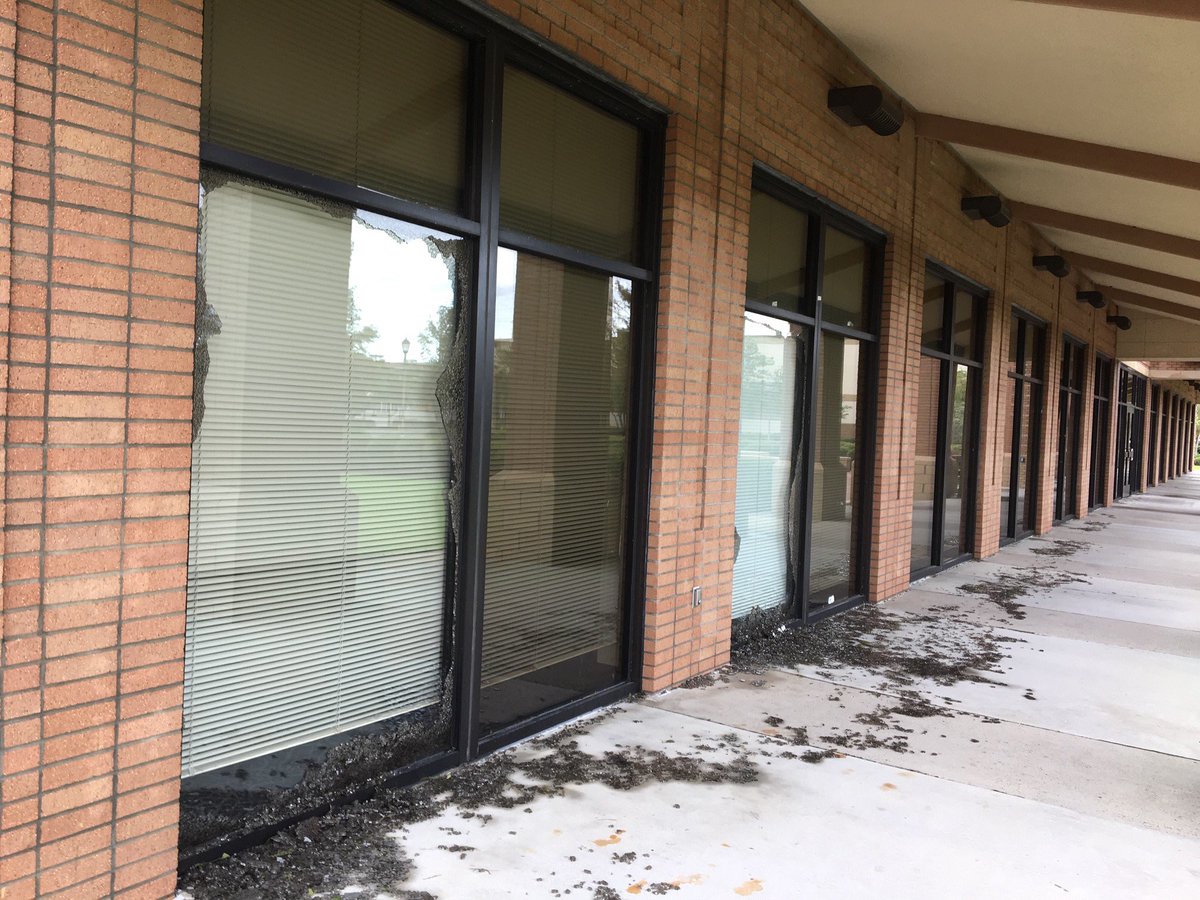 kfdmnews's tweet image. Lamar State College Orange says streets in front of Green Street are flooded. Damage sustained from Laura involves 20+ trees uprooted and blown over, detached garage doors, and broken windows, but no structural damage. The emergency response team is on campus to assess damage.