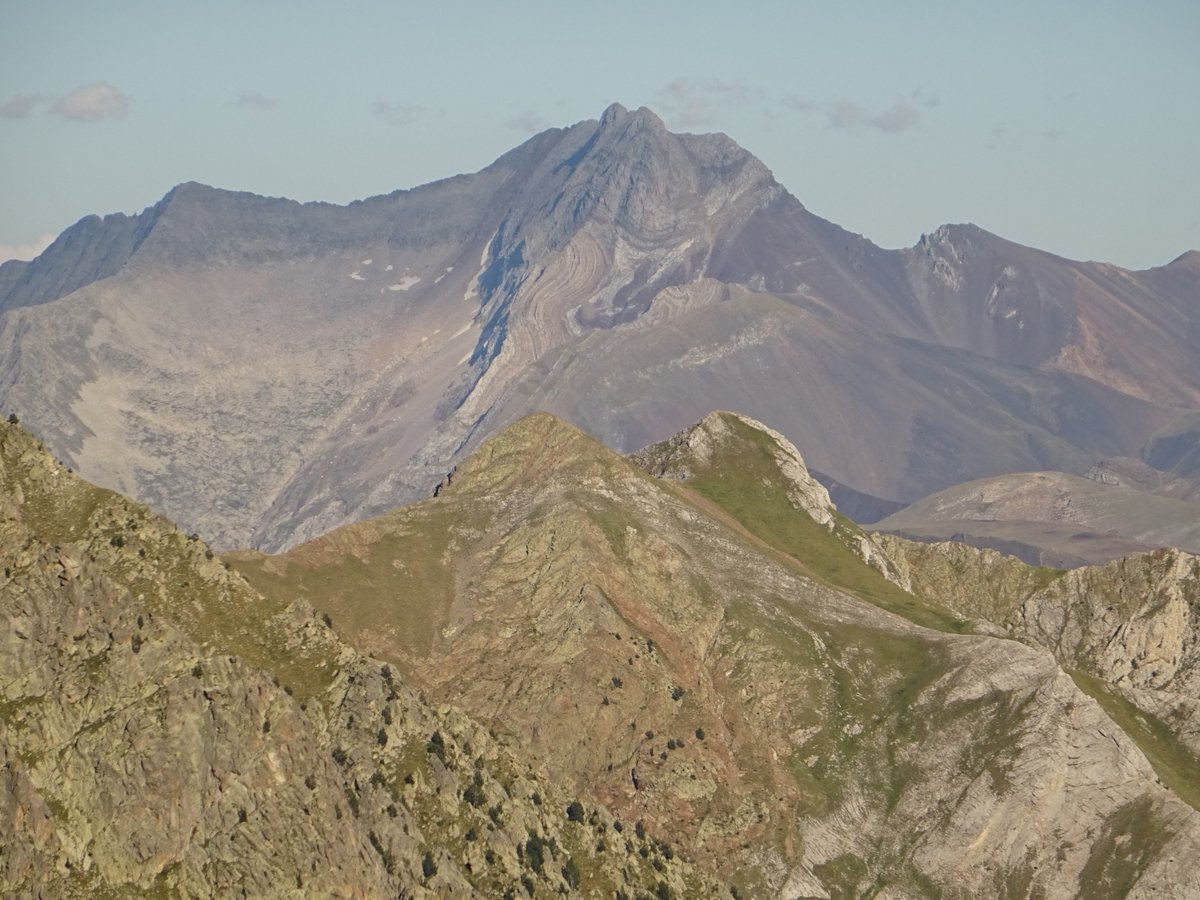 Muntania's tweet photo. Aproximación con vivac para hacer la cresta de Espadas. ¡Dos cordadas con un objetivo en común!  #muntaniaclimb #escaladaenroca #pirineos #posets #crestadeespadas #vivac https://t.co/MUDk0ytpXc