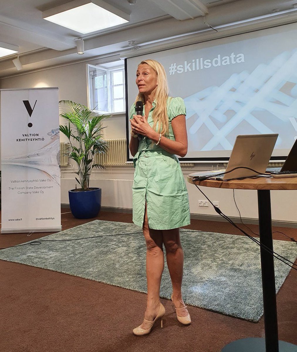 valtionkehitys's tweet image. Vaken @PiaErkinheimo avasi tilaisuuden kertomalla kiihdyttämön taustasta: työ ja osaaminen keskeisinä teemoina osallistujajoukko pyrki kehittämään ihmiskeskeisiä datapalveluita työnhaun ja elinikäisen oppimisen tueksi #skillsdata @TechFinland @SitraFund
