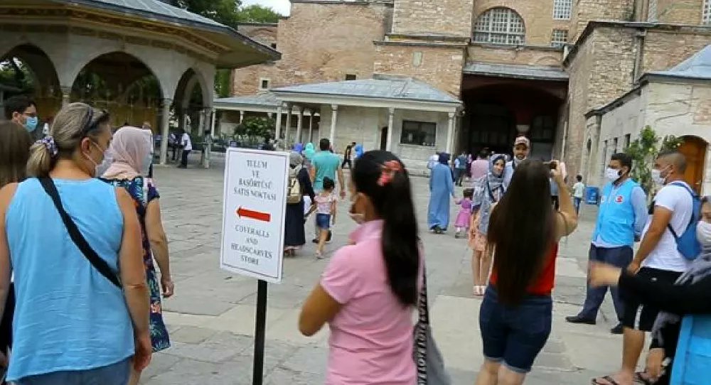 ibrhmvarli's tweet image. 📌86 yıl sonra camiye dönüştürülen Ayasofya&apos;ya girişlerde kılık kıyafet düzenlemesine gidildi 
📌Ayasofya&apos;ya başörtüsüz, şortlu, dekolteli giriş yapılamayacak
📌Ayasofya girişine &quot;uygun&quot; kıyafetle giriş için standlar kuruldu. 
📌Camiye girişlerde tulum ve başörtü dağıtımı başladı