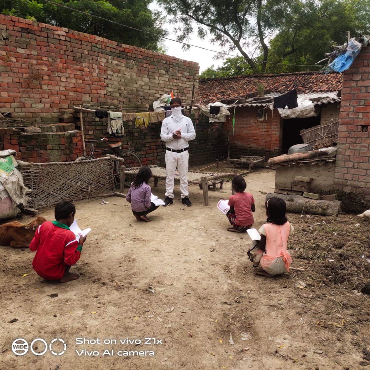Shivamstalent's tweet photo. Education continues with the help of community in the entire district of Jaunpur. Thanks @DMjaunpur for making this happen.
#SikraraModel is now everyone's model.
@RajeevK56723586 @rmulko @SarvendraEdu @school_sarkari @basicshiksha_up
#Swades2 https://t.co/fzHPeXOps2