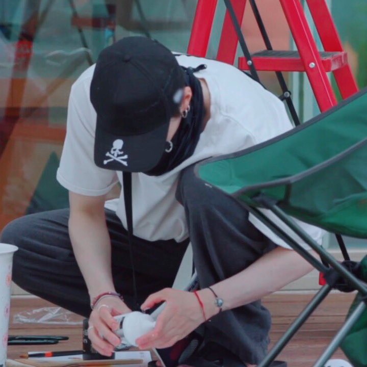 sugapdgenius's tweet photo. I love him so so much yoongi soop ep.2
#SUGA #In_the_SOOP_EP2 https://t.co/htBD7r1IFO