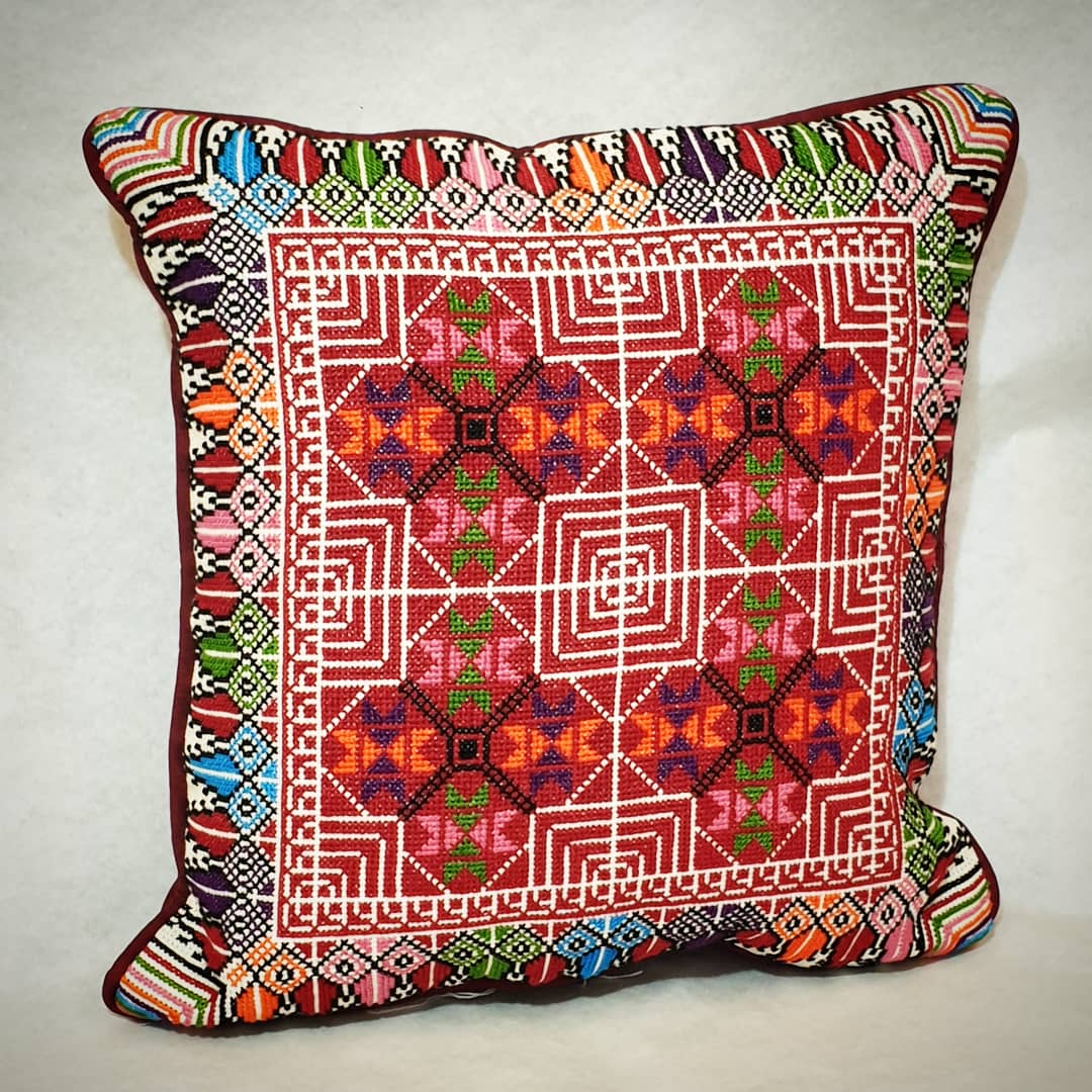 hadeel_uk's tweet image. Intricately embroidered by the ladies of Bethlehem Arab Women's Union these cushions showcase the talent &amp;amp; customs that continue to be passed down from generation to generation 🧵♥️  #HadeelShop #fairtradeshop #fairtrade #socialenterprise #handmade #embroidery #palestinianculture
