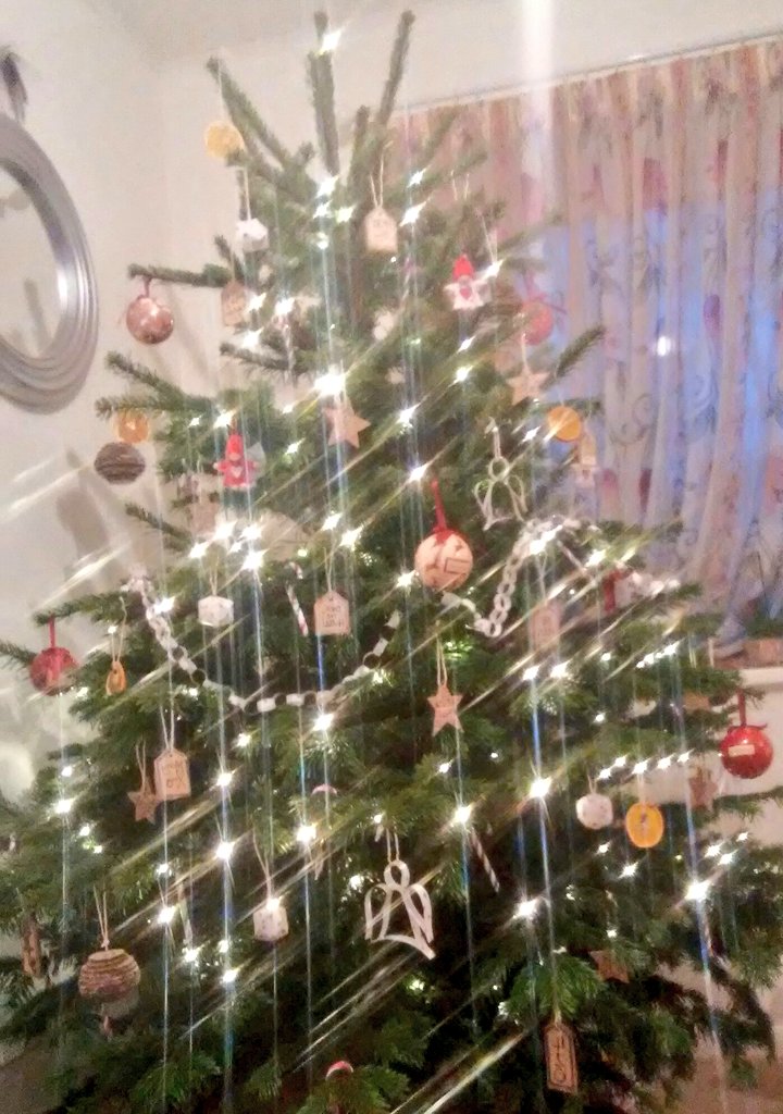 Lisa19576's tweet photo. @thismorning You don't need to break the bank for a Swampy Christmas!
SwampyChic IS Unique ๐๐ฌ๐ง
#SwampyChic #EcoChristmas #Recycled #Homemade
#PaperChains #RealTree #Natural #NordmannFir
@Lisa19576 @swampychic
#Eco420 #VintageTraditions #OnlyDeadFishGoWithTheFlow https://t.co/PLGB6q61rM
